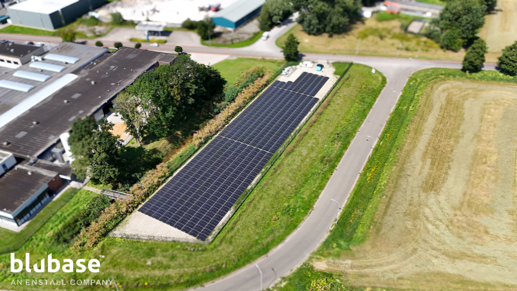 Installateur plaatst zonnepanelen op bedrijfsdak, vastgelegd door Record Studio voor website en video