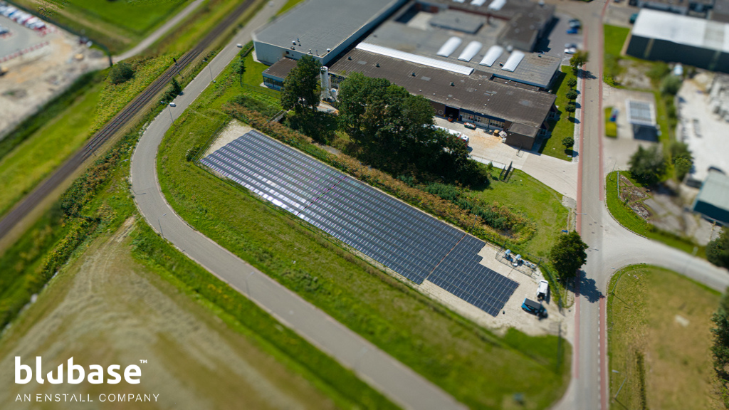 Dronebeeld van installateurs die zonnepanelen plaatsen op een dak, professioneel gefotografeerd door Record Studio