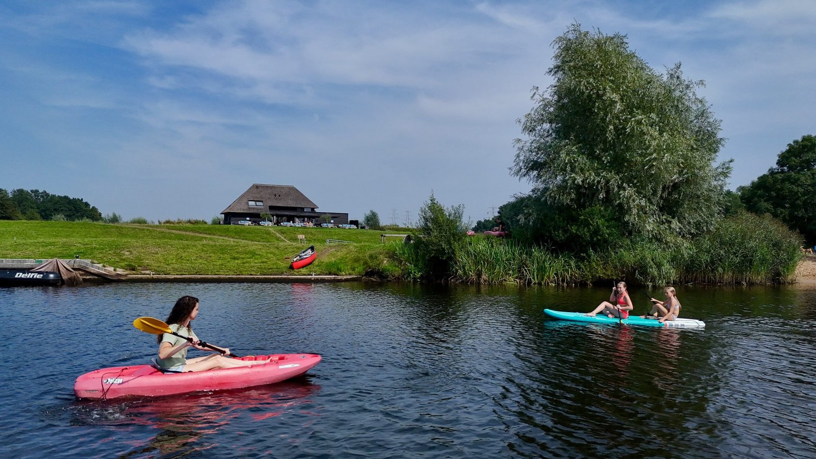 Groep mensen peddelend in kajaks, gefotografeerd voor website en promotie