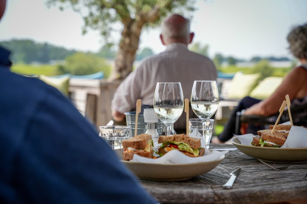 Heerlijke gerechten klaargemaakt en gepresenteerd in het restaurant