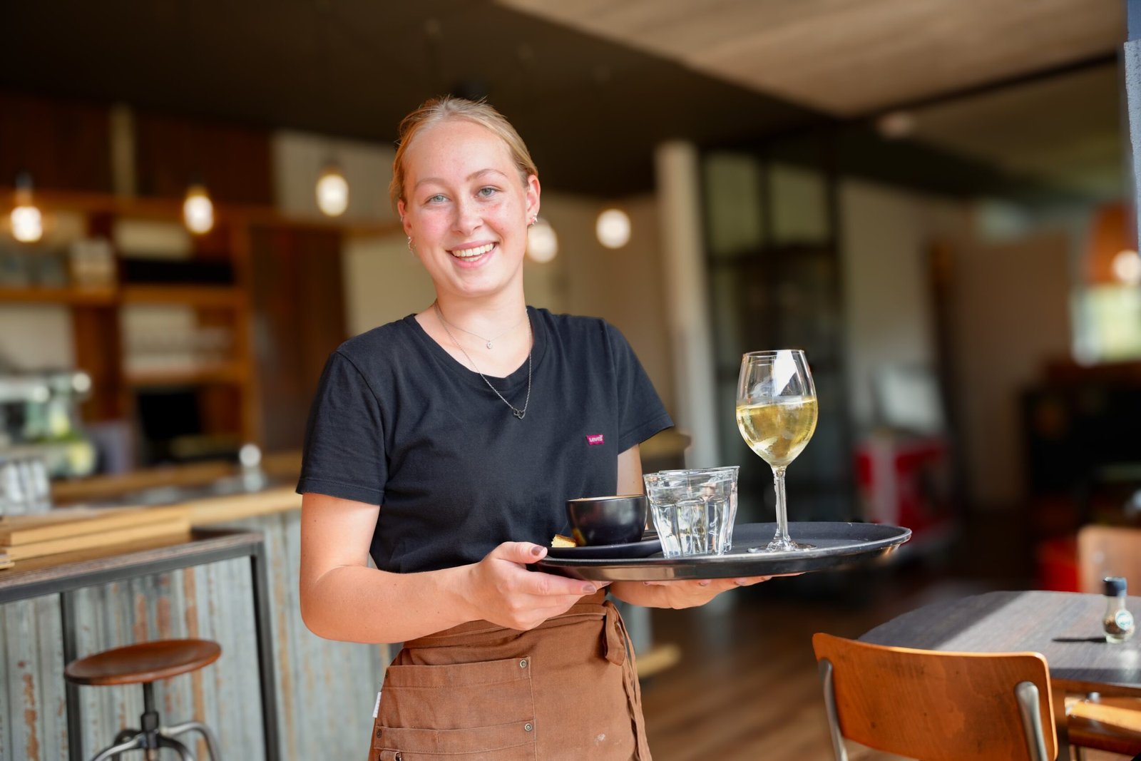 Medewerkers van het restaurant bezig met hun werk in de keuken en bediening