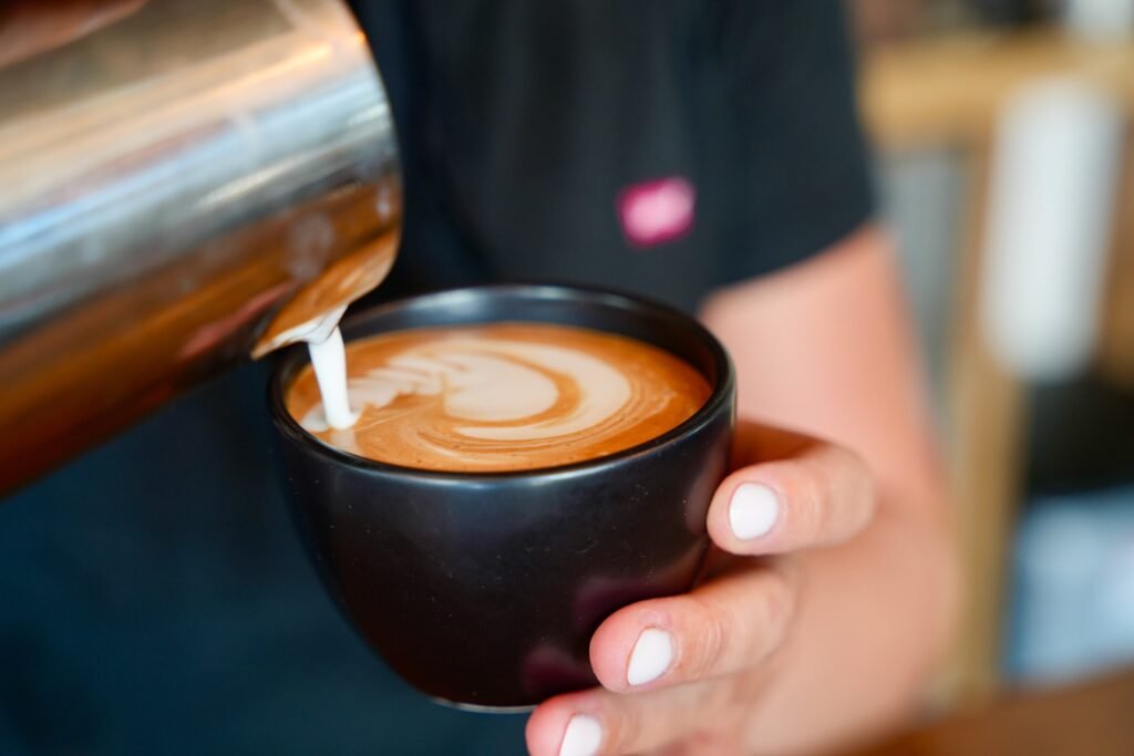 Foto van een cappuccino met schuim en latte art