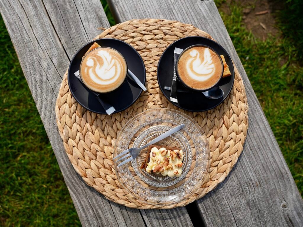 Professioneel gemaakte foto van een cappuccino met schuim en latte art voor websitegebruik