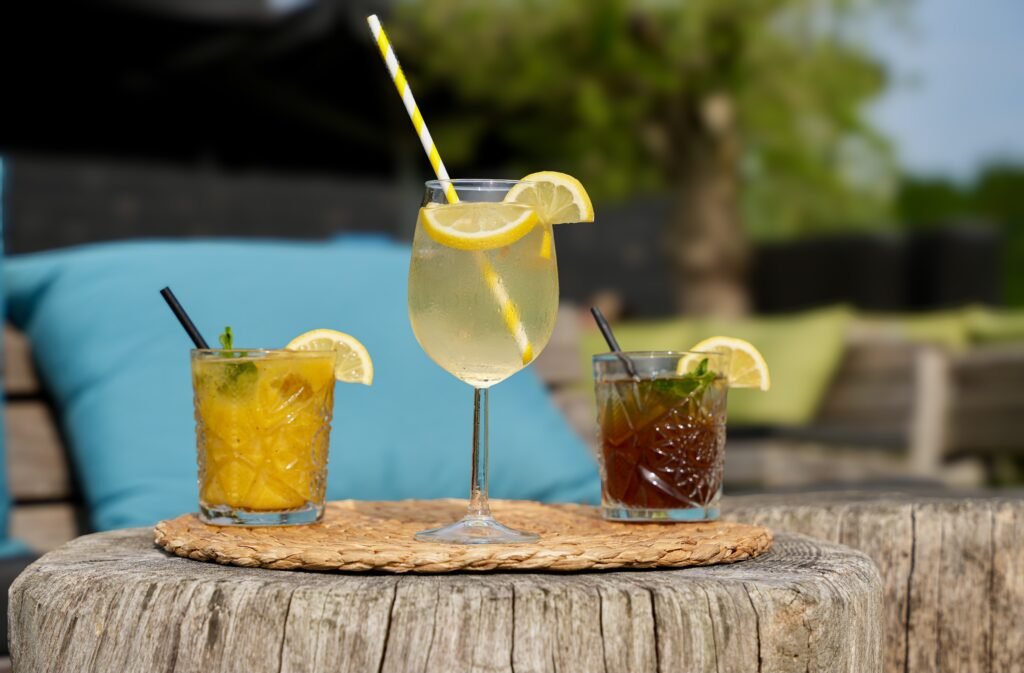 Glazen met frisdrank of sap op tafel, gefotografeerd voor website en promotie