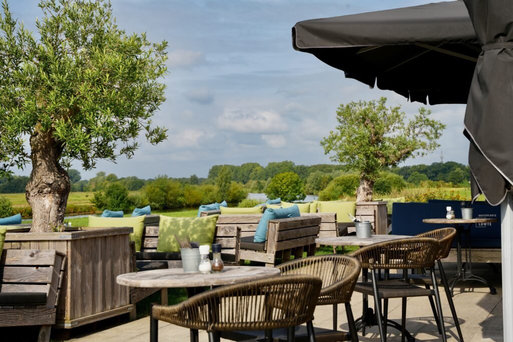 Buitenkant van het restaurant met tafels, stoelen.