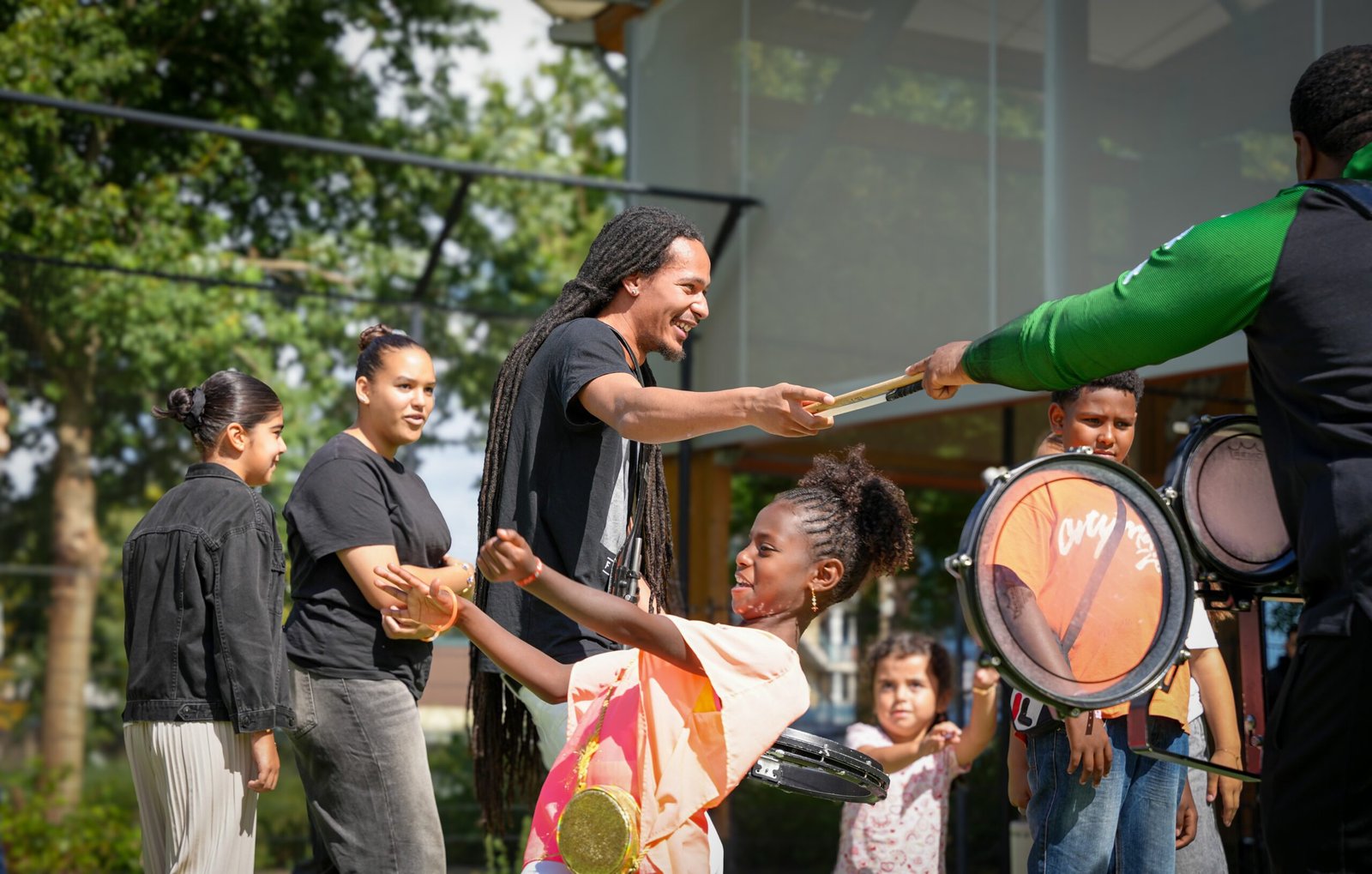 Kinderen lachen en genieten tijdens feest of evenement, vastgelegd door Record Studio