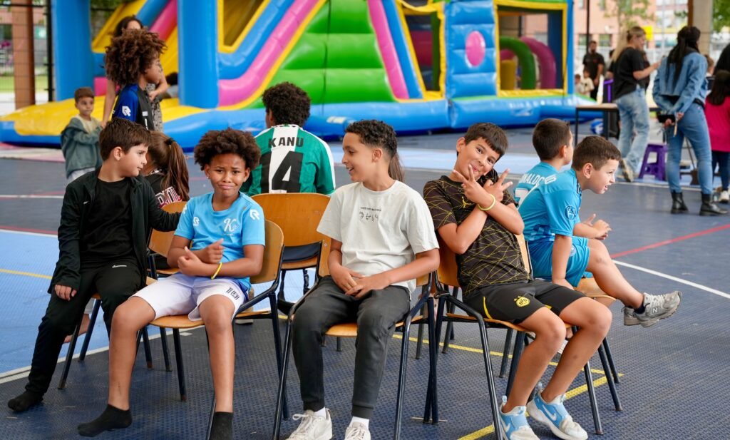 Kinderen doen mee aan spel en activiteiten op evenement, gefotografeerd door Record Studio