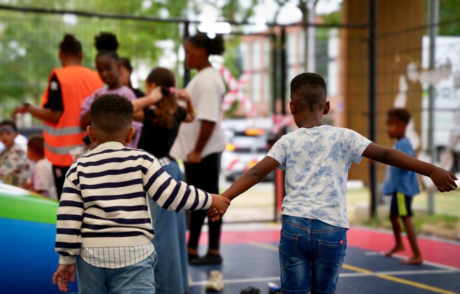 Professionele foto’s van kinderen op evenementen in Zwolle. Leg lachende, spelende en gelukkige momenten vast met Record Studio, gespecialiseerd in sfeervolle en spontane beelden.