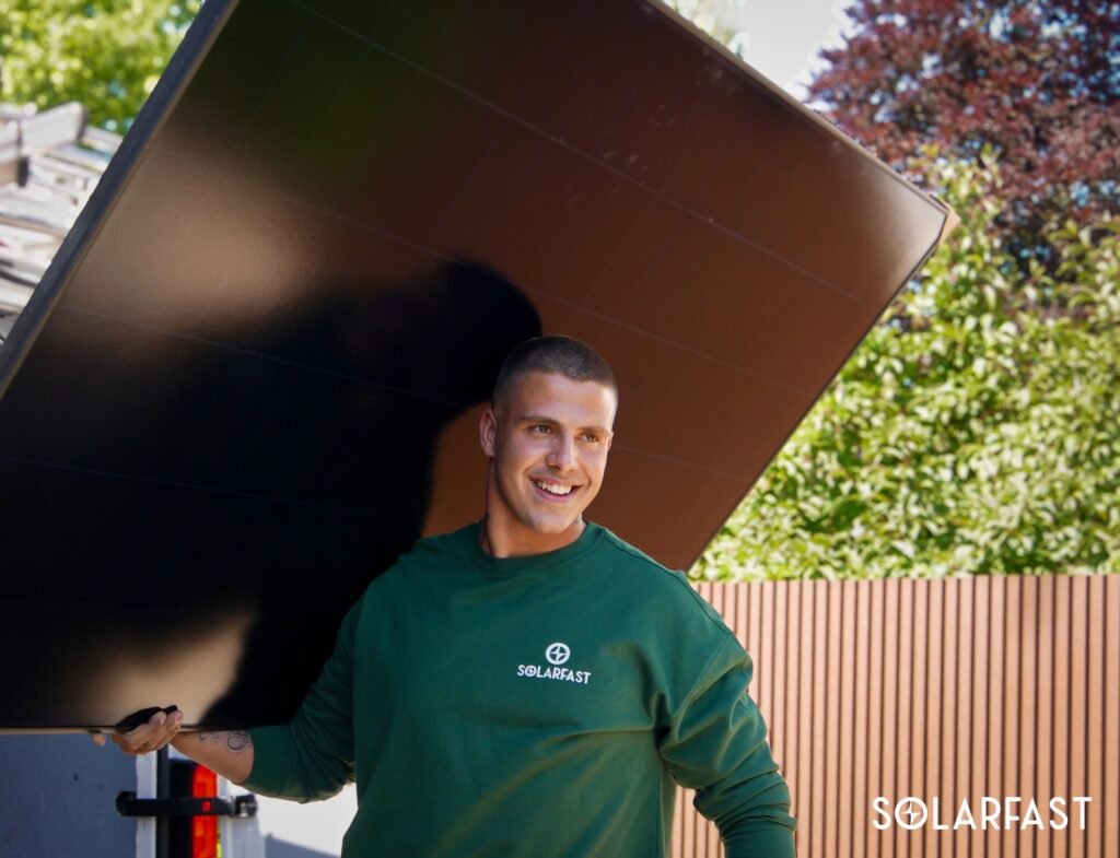 Installateur monteert zonnepanelen op een woning in Amstelveen, foto voor website