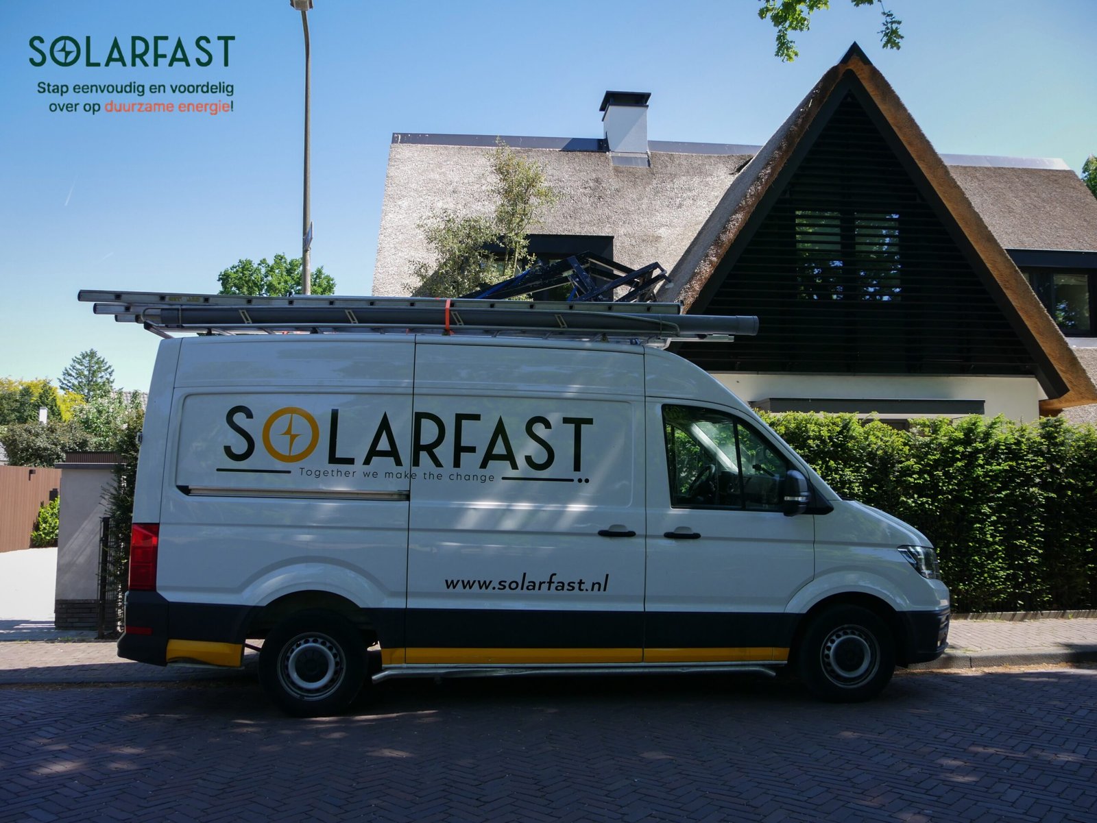 Bus van het zonne-energiebedrijf voor het huis van de klant, klaar voor installatie, foto voor website