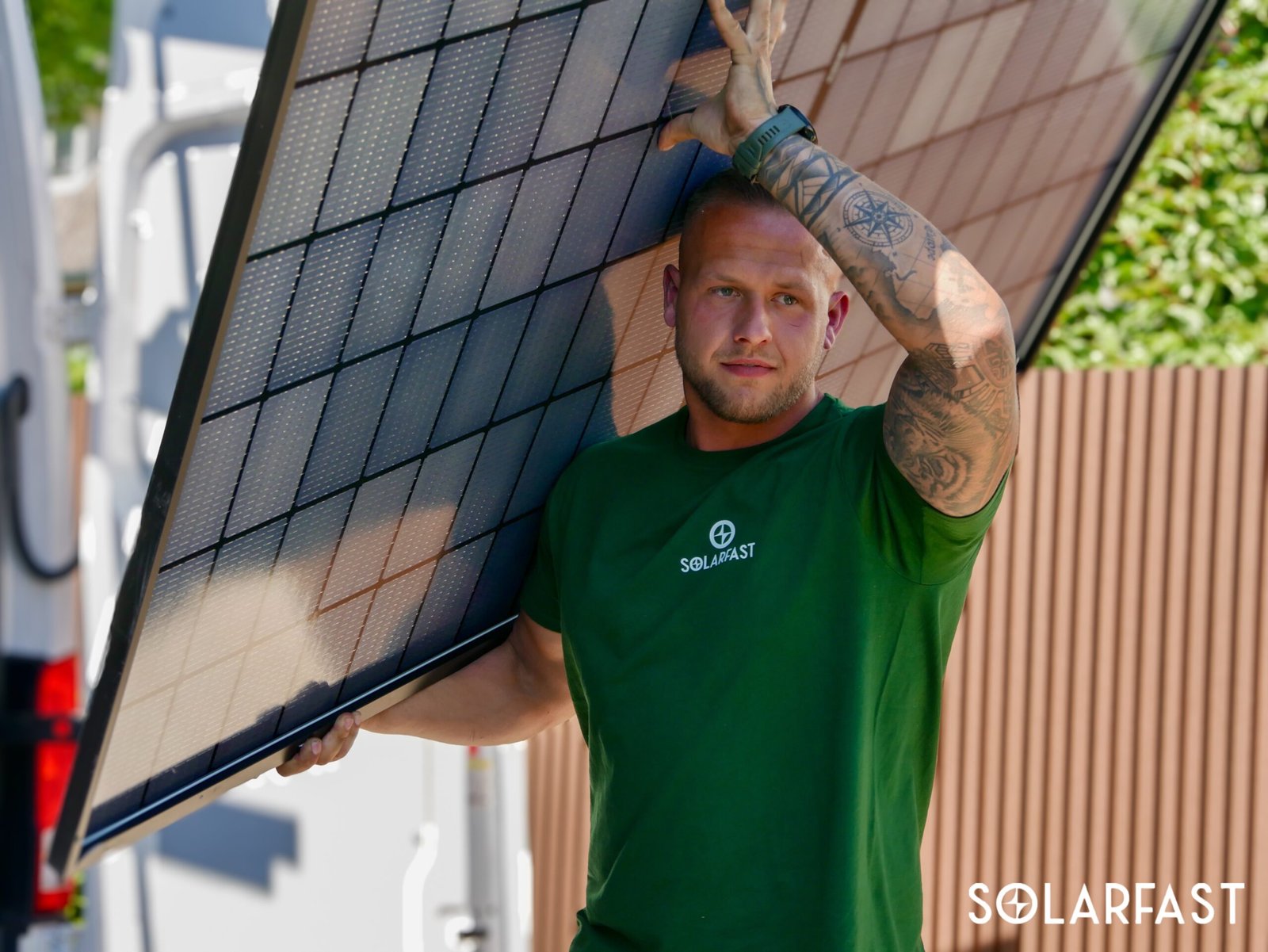 Zonnepanelen installateur veilig aan het werk
