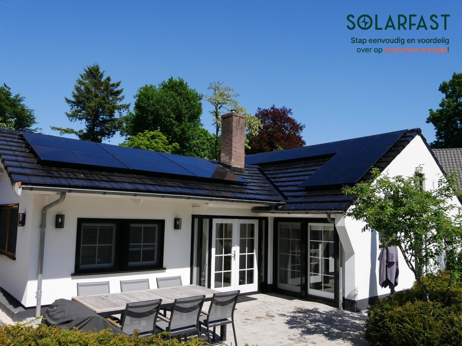 Installatie van zonnepanelen op een dak in Amstelveen, gefotografeerd voor website
