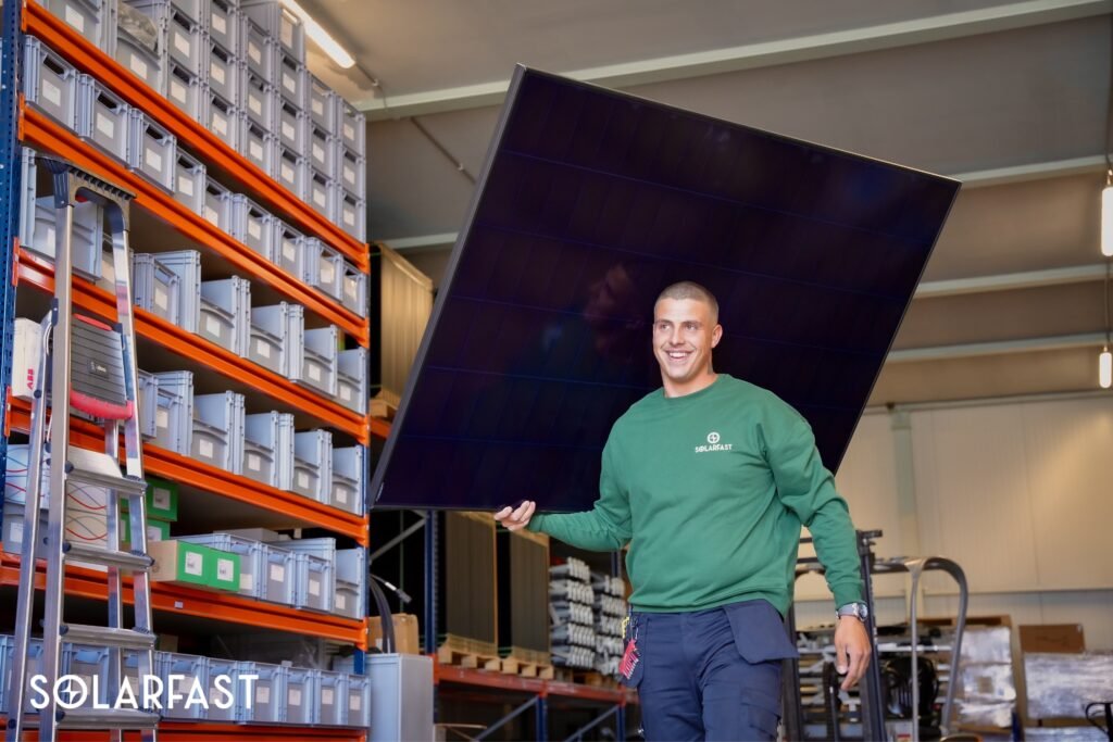 Foto van zonnepanelen op locatie, gereed om geïnstalleerd te worden