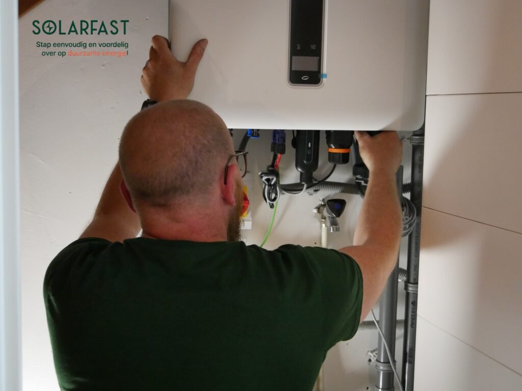 Installeert elektrische componenten voor zonnepanelen bij een woning, gefotografeerd voor website en promotie