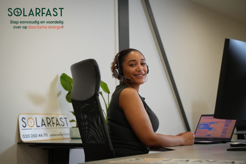 Medewerker van het secretariaat gefotografeerd voor website en promotie