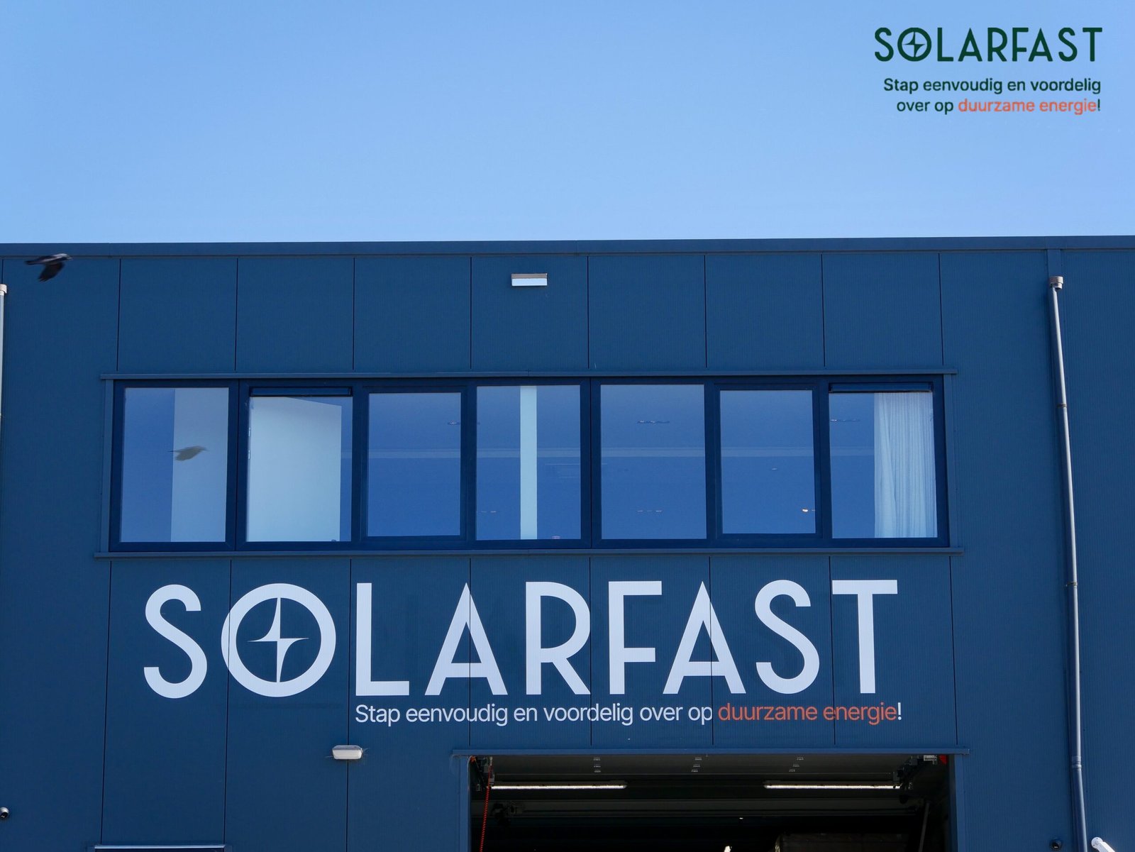 Adviseur van Solar Fast B.V. bespreekt zonne-energieopties met een klant bij een woning in Amstelveen