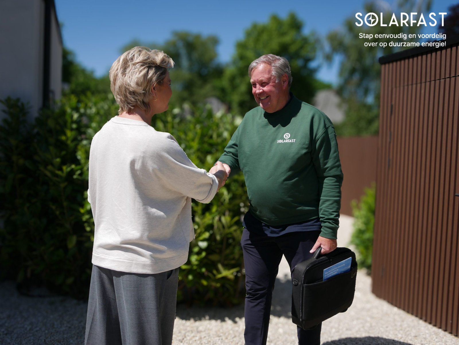 Adviseur en klant bekijken een zonne-energieproject tijdens een consultatie in Amstelveen