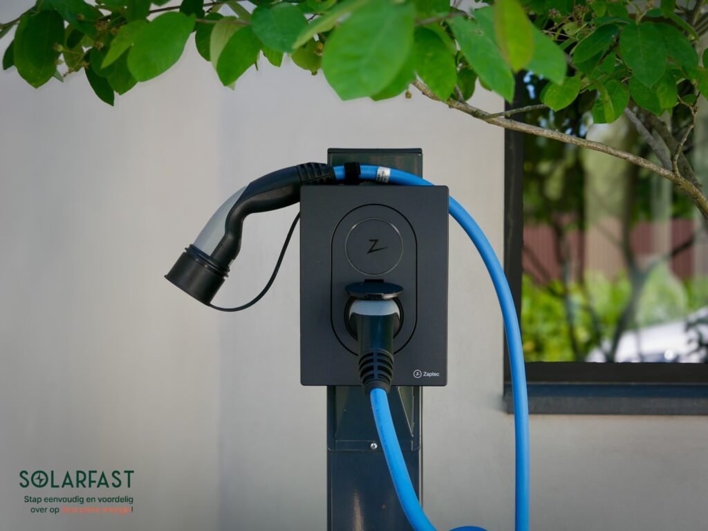 Laadpaal geplaatst bij een woning voor elektrische auto, professioneel gefotografeerd